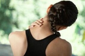 Das Mädchen ist besorgt über die Symptome einer zervikalen Osteochondrose